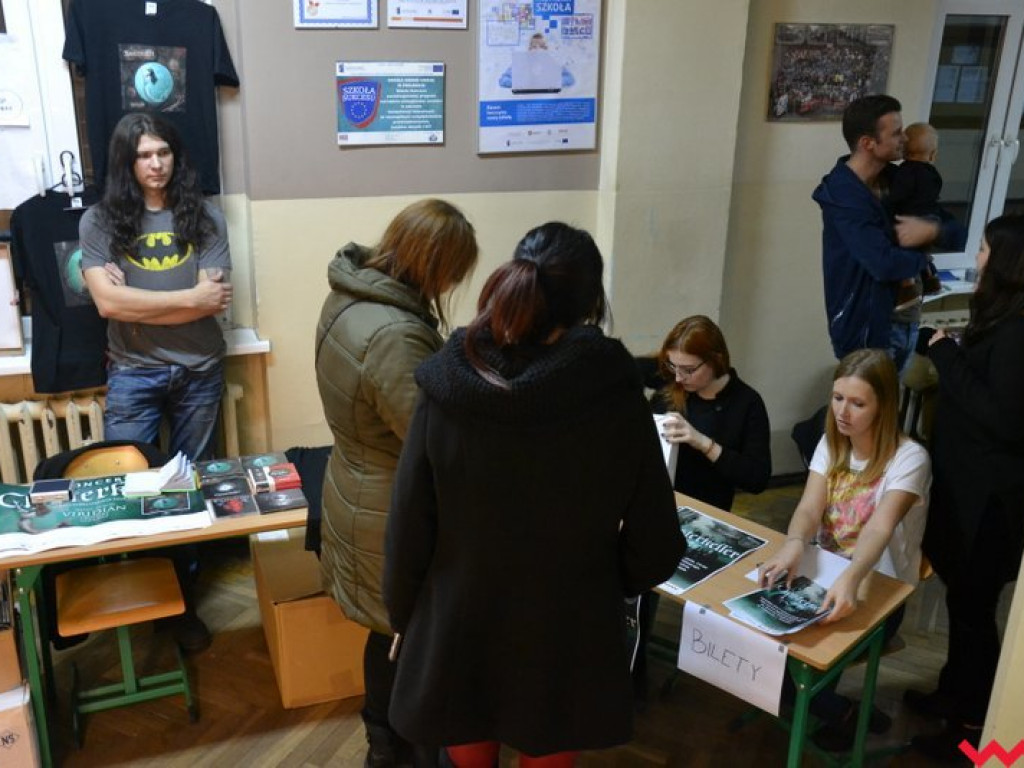 Licealna aula zadrżała w posadach na koncercie Closterkellera