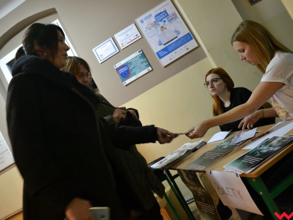 Licealna aula zadrżała w posadach na koncercie Closterkellera