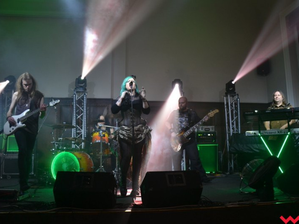 Licealna aula zadrżała w posadach na koncercie Closterkellera