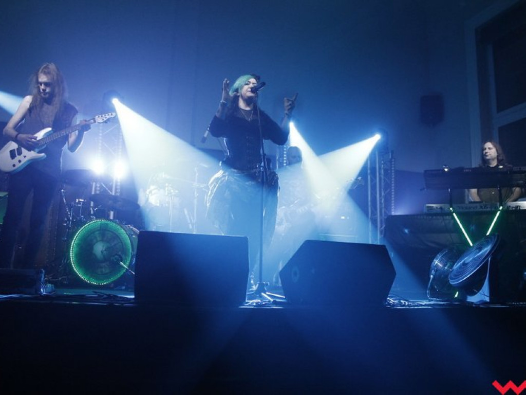 Licealna aula zadrżała w posadach na koncercie Closterkellera