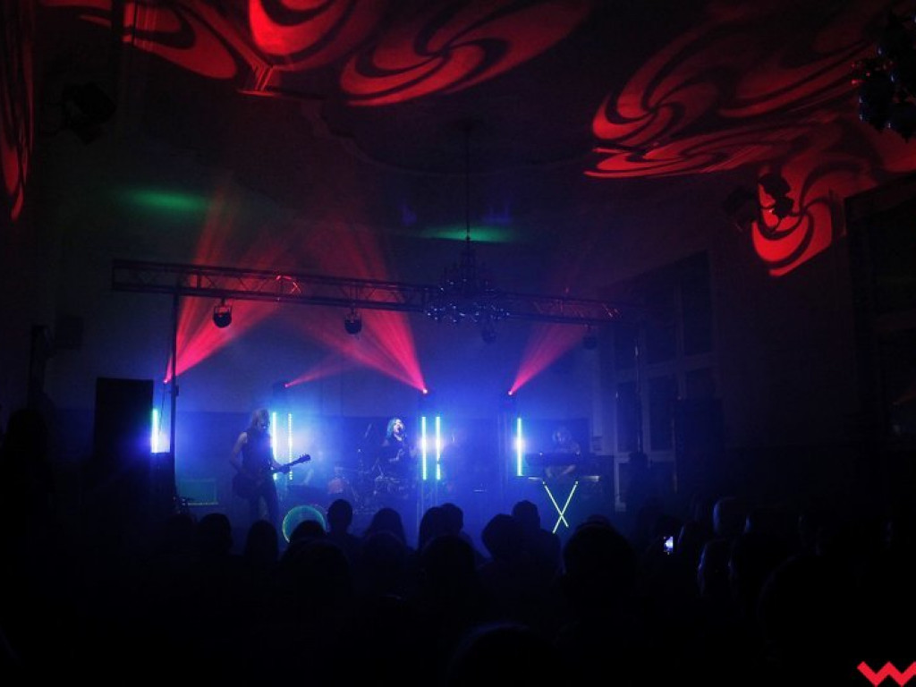 Licealna aula zadrżała w posadach na koncercie Closterkellera