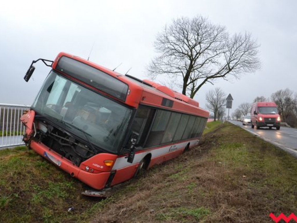 Autobus Kolei Wielkopolskich wylądował w rowie. Na szczęście jechał „na pusto
