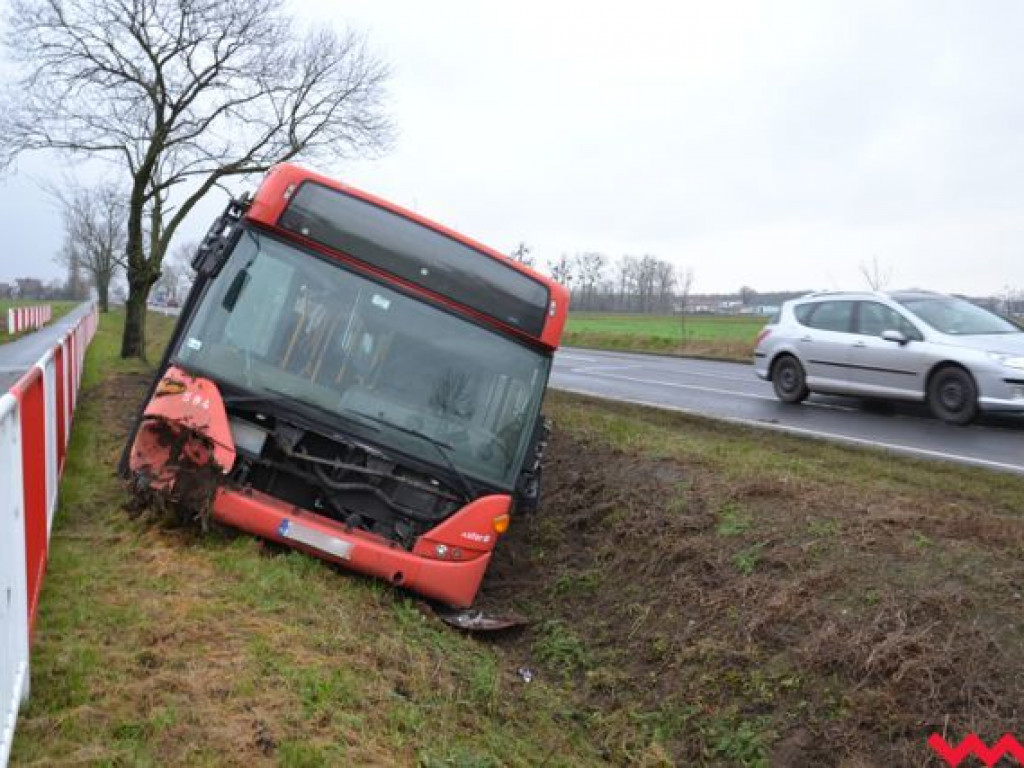Autobus Kolei Wielkopolskich wylądował w rowie. Na szczęście jechał „na pusto