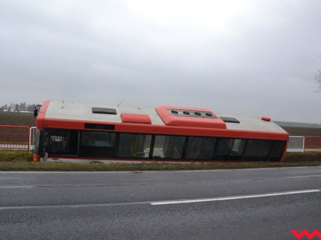 Autobus Kolei Wielkopolskich wylądował w rowie. Na szczęście jechał „na pusto