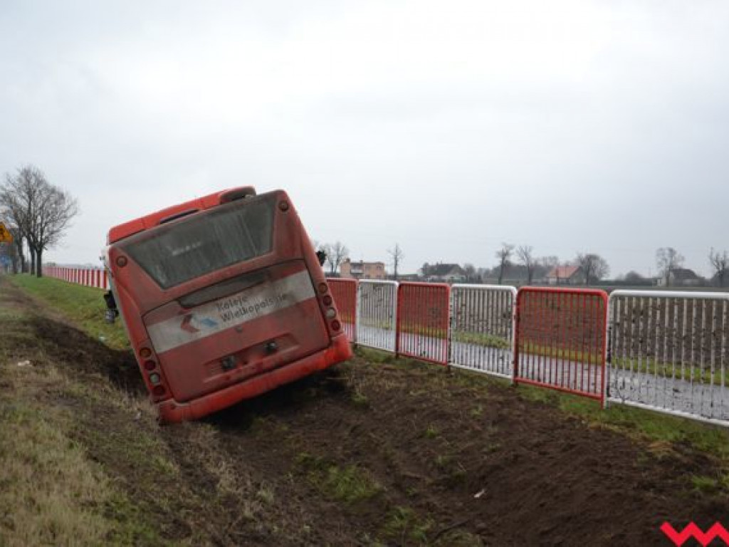 Autobus Kolei Wielkopolskich wylądował w rowie. Na szczęście jechał „na pusto