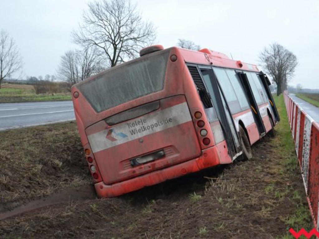 Autobus Kolei Wielkopolskich wylądował w rowie. Na szczęście jechał „na pusto