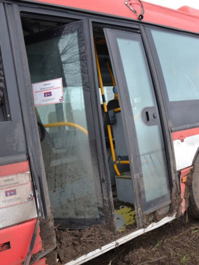 Autobus Kolei Wielkopolskich wylądował w rowie. Na szczęście jechał „na pusto