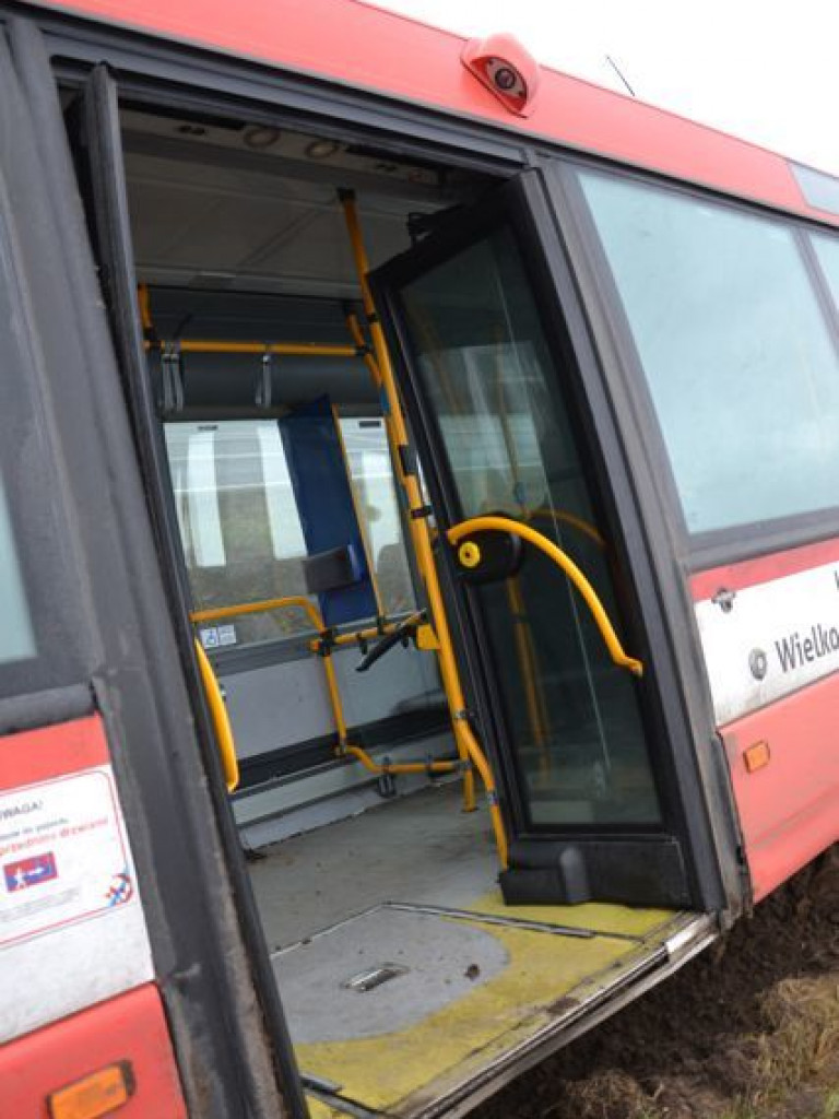 Autobus Kolei Wielkopolskich wylądował w rowie. Na szczęście jechał „na pusto