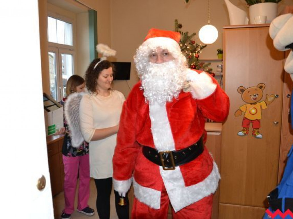 Święty Mikołaj rozdał prezenty na oddziale pediatrycznym wrzesińskiego szpitala
