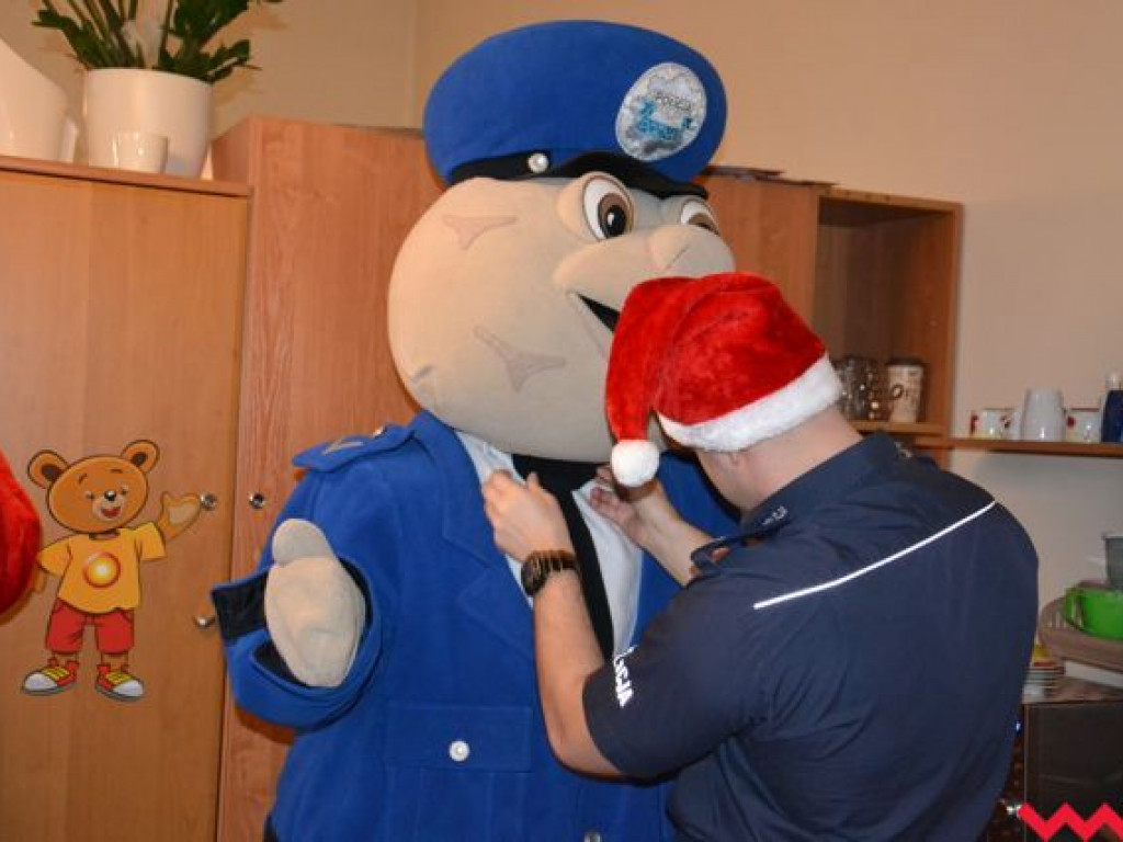 Święty Mikołaj rozdał prezenty na oddziale pediatrycznym wrzesińskiego szpitala