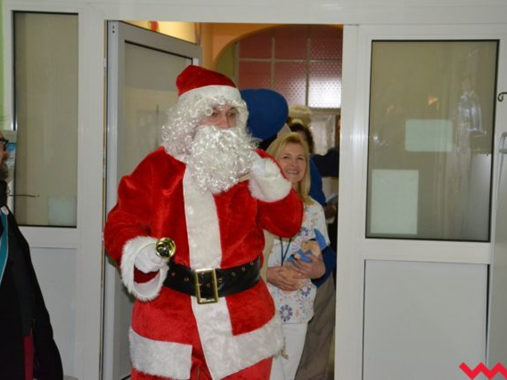 Święty Mikołaj rozdał prezenty na oddziale pediatrycznym wrzesińskiego szpitala