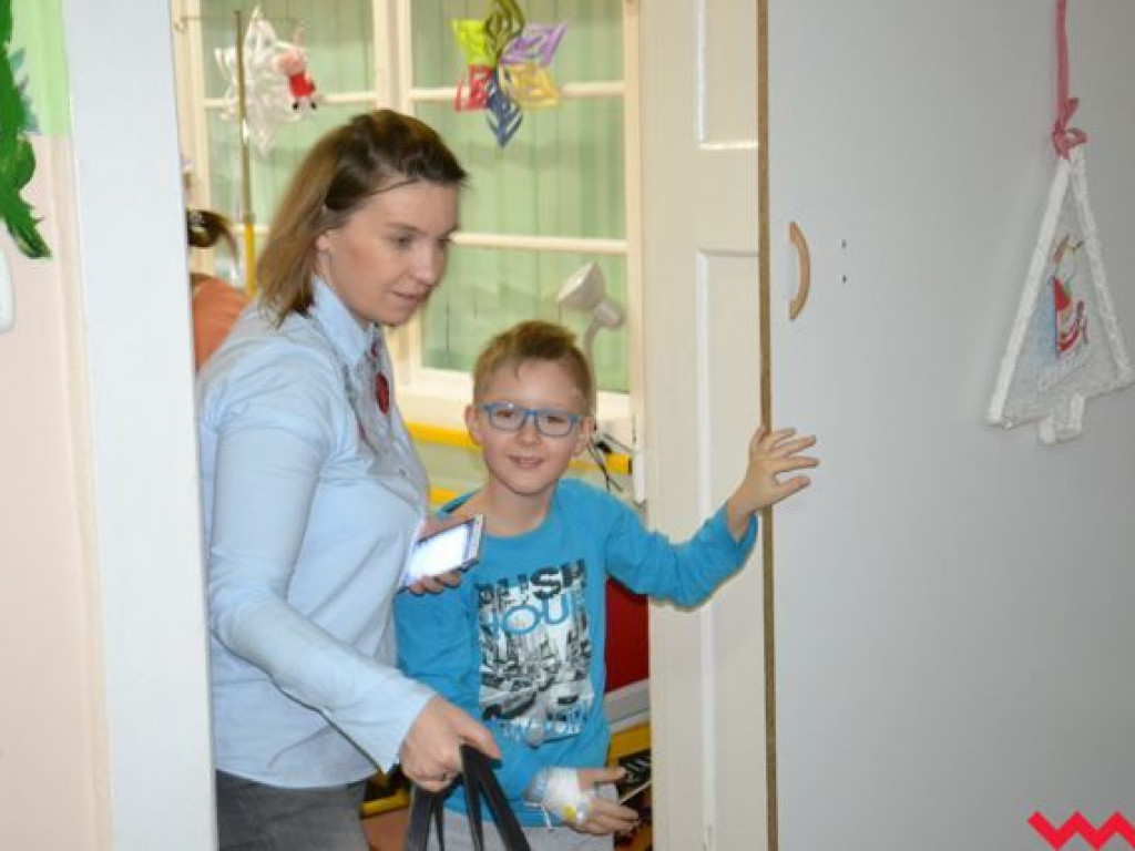 Święty Mikołaj rozdał prezenty na oddziale pediatrycznym wrzesińskiego szpitala