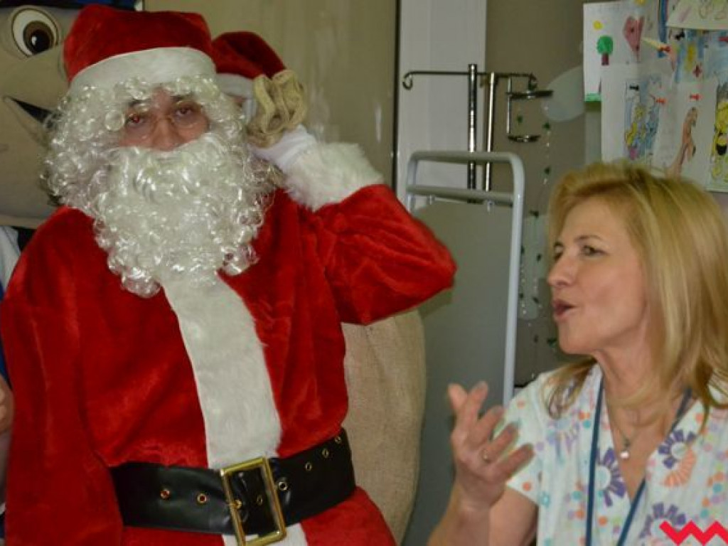 Święty Mikołaj rozdał prezenty na oddziale pediatrycznym wrzesińskiego szpitala