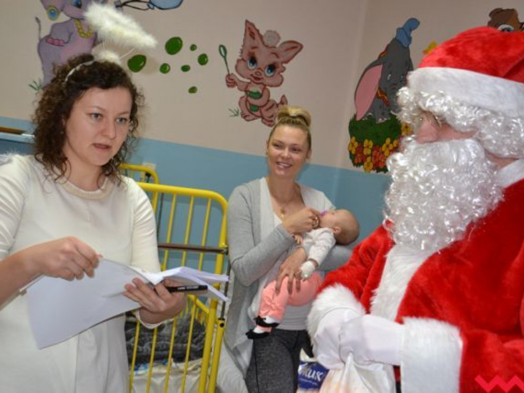 Święty Mikołaj rozdał prezenty na oddziale pediatrycznym wrzesińskiego szpitala