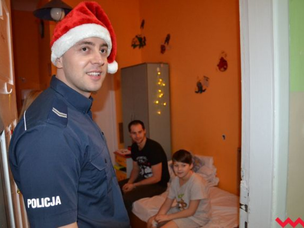 Święty Mikołaj rozdał prezenty na oddziale pediatrycznym wrzesińskiego szpitala
