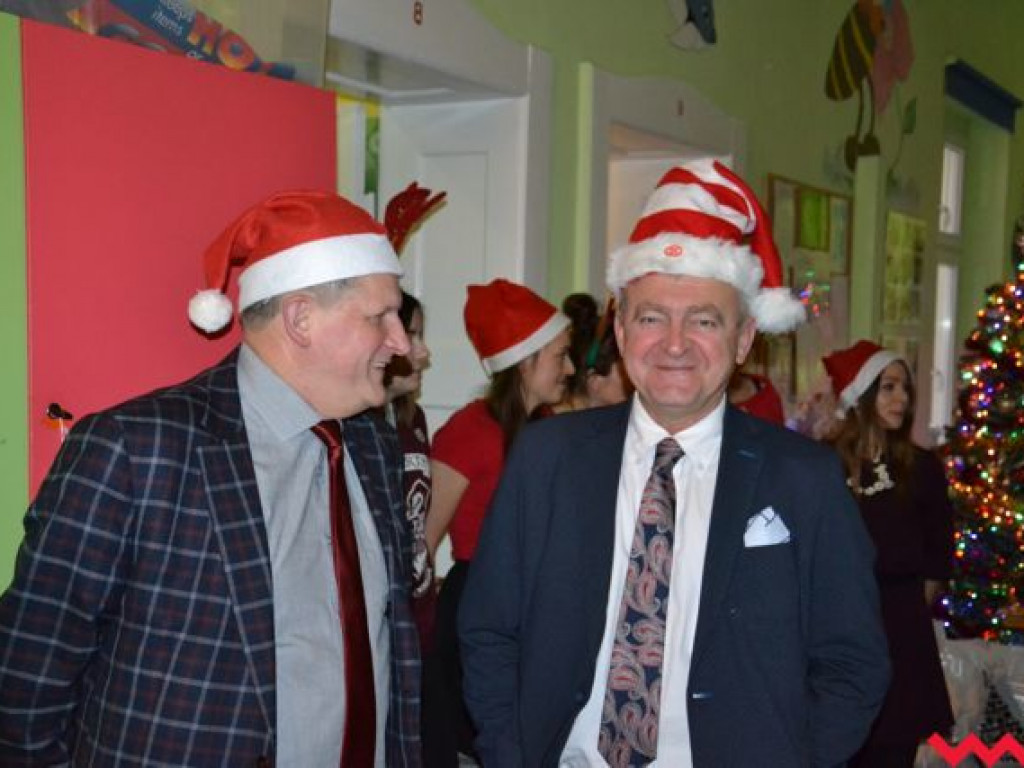 Święty Mikołaj rozdał prezenty na oddziale pediatrycznym wrzesińskiego szpitala