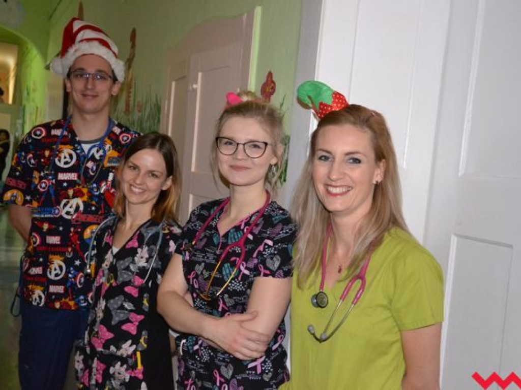 Święty Mikołaj rozdał prezenty na oddziale pediatrycznym wrzesińskiego szpitala