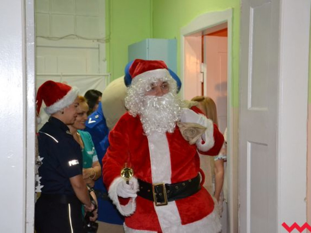 Święty Mikołaj rozdał prezenty na oddziale pediatrycznym wrzesińskiego szpitala