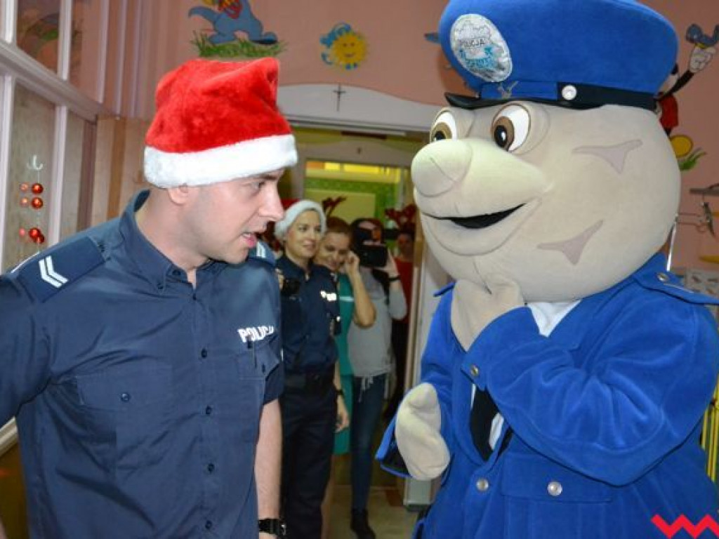 Święty Mikołaj rozdał prezenty na oddziale pediatrycznym wrzesińskiego szpitala