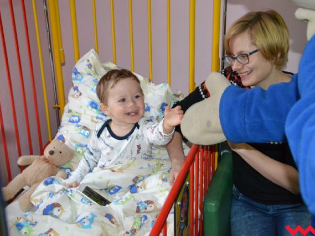 Święty Mikołaj rozdał prezenty na oddziale pediatrycznym wrzesińskiego szpitala