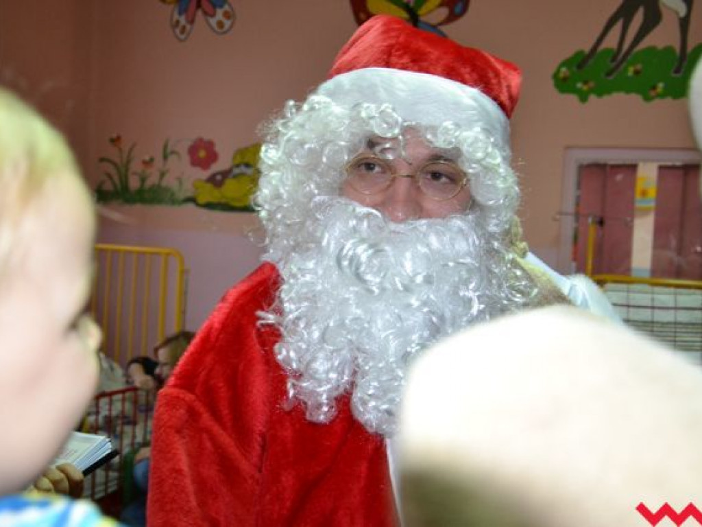 Święty Mikołaj rozdał prezenty na oddziale pediatrycznym wrzesińskiego szpitala
