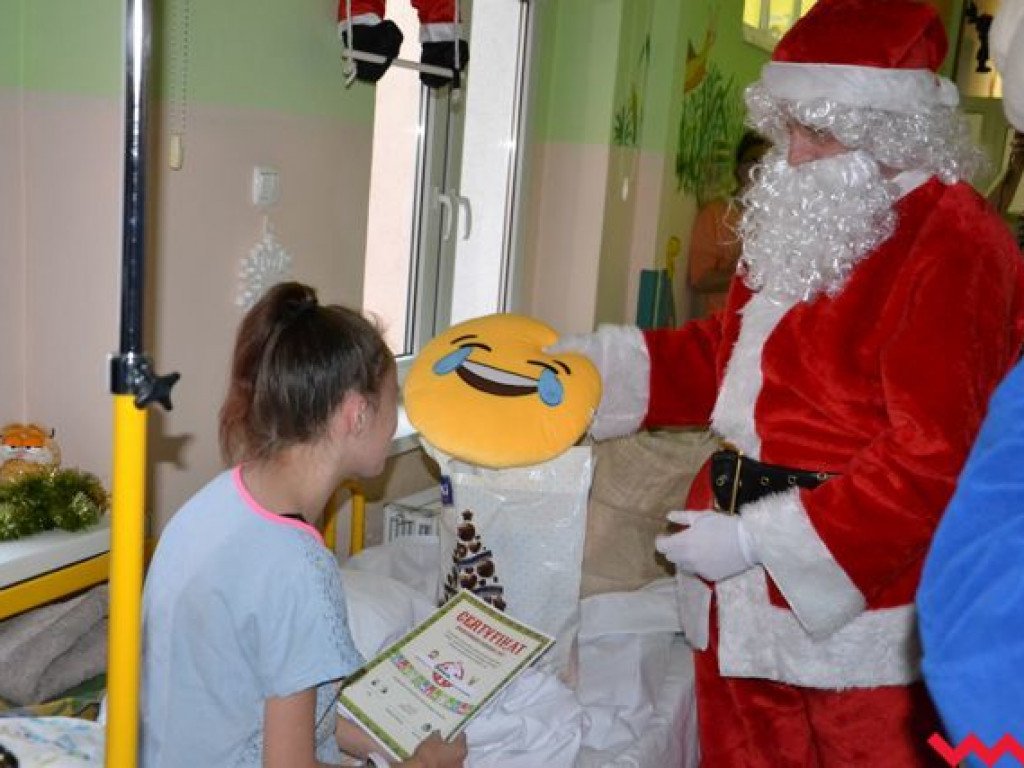 Święty Mikołaj rozdał prezenty na oddziale pediatrycznym wrzesińskiego szpitala