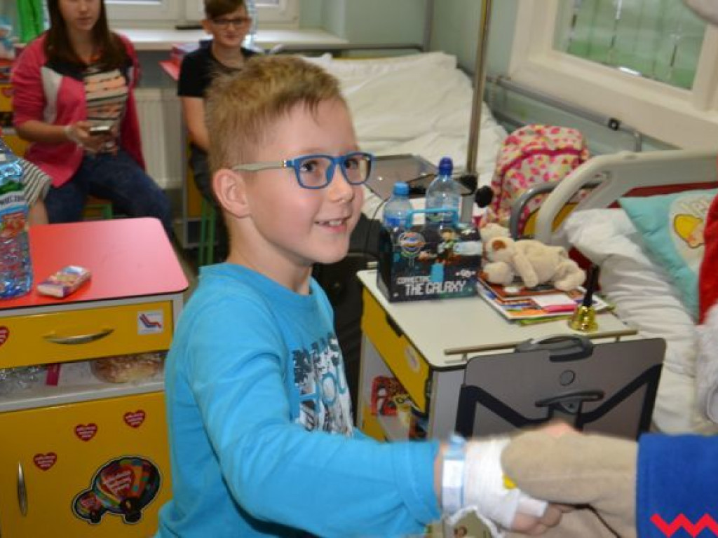 Święty Mikołaj rozdał prezenty na oddziale pediatrycznym wrzesińskiego szpitala
