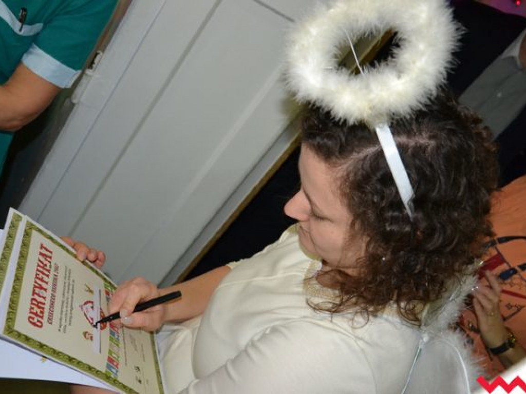 Święty Mikołaj rozdał prezenty na oddziale pediatrycznym wrzesińskiego szpitala