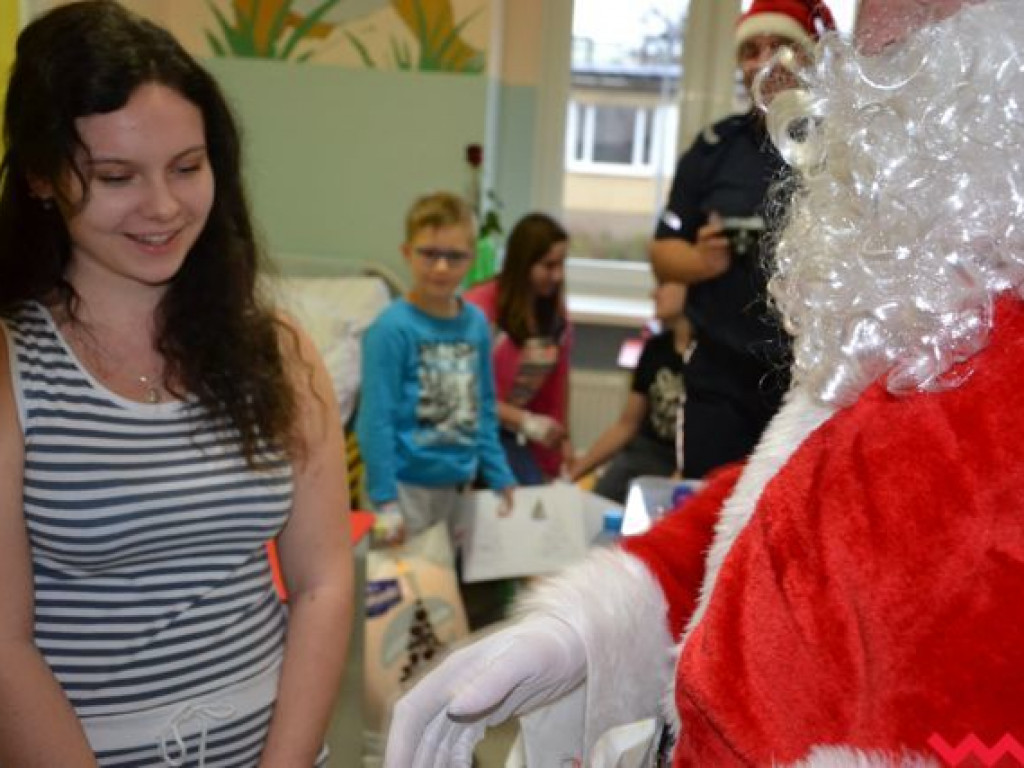Święty Mikołaj rozdał prezenty na oddziale pediatrycznym wrzesińskiego szpitala