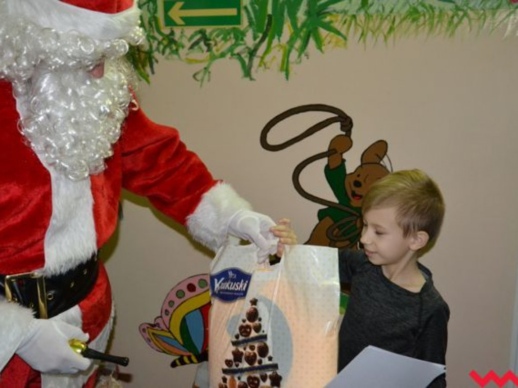 Święty Mikołaj rozdał prezenty na oddziale pediatrycznym wrzesińskiego szpitala