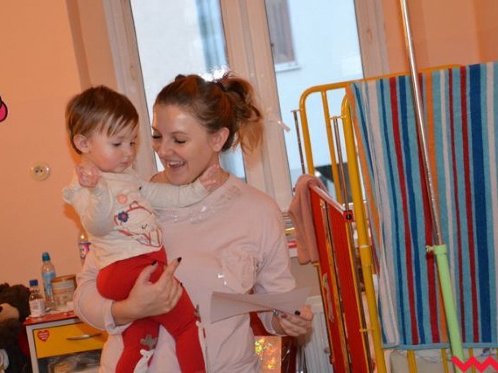 Święty Mikołaj rozdał prezenty na oddziale pediatrycznym wrzesińskiego szpitala