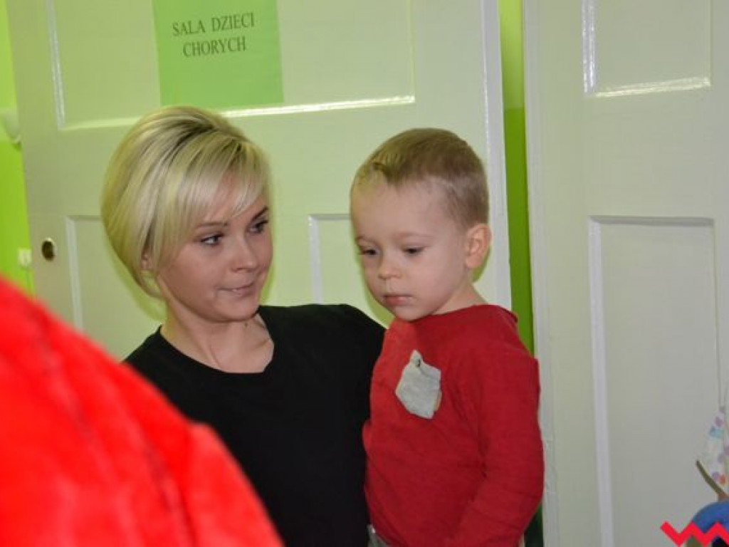 Święty Mikołaj rozdał prezenty na oddziale pediatrycznym wrzesińskiego szpitala