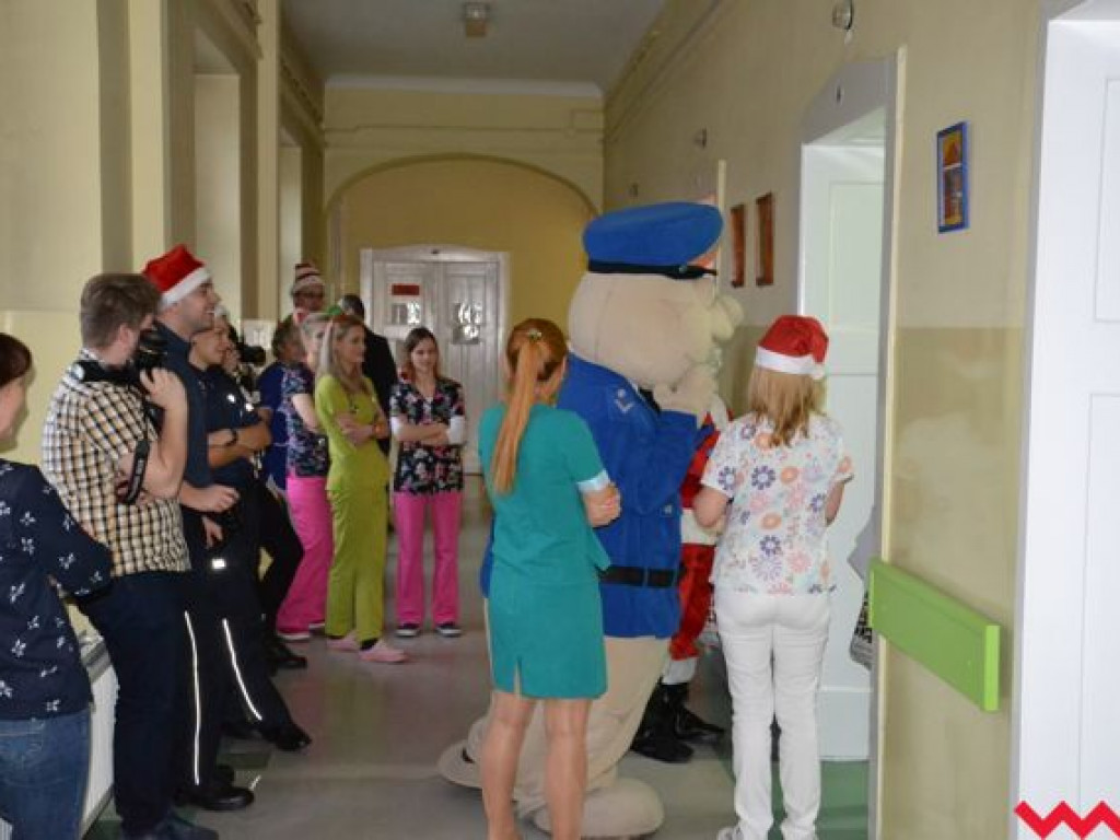 Święty Mikołaj rozdał prezenty na oddziale pediatrycznym wrzesińskiego szpitala