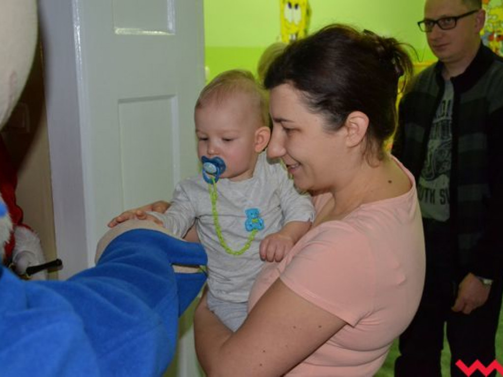 Święty Mikołaj rozdał prezenty na oddziale pediatrycznym wrzesińskiego szpitala