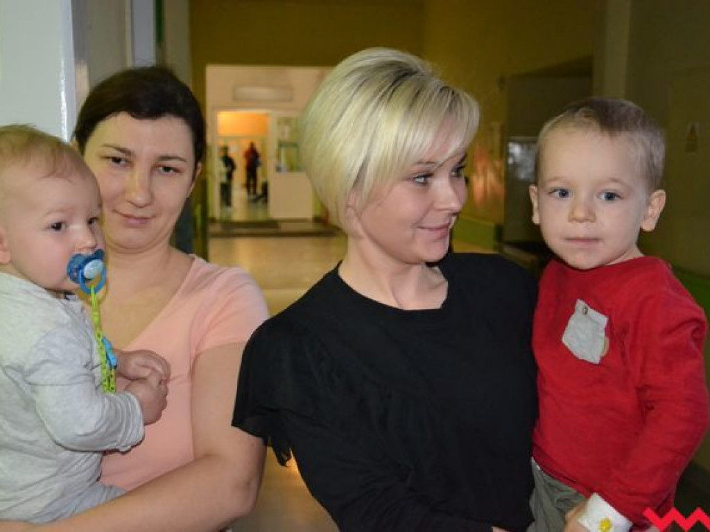 Święty Mikołaj rozdał prezenty na oddziale pediatrycznym wrzesińskiego szpitala