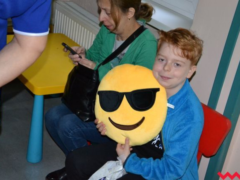 Święty Mikołaj rozdał prezenty na oddziale pediatrycznym wrzesińskiego szpitala