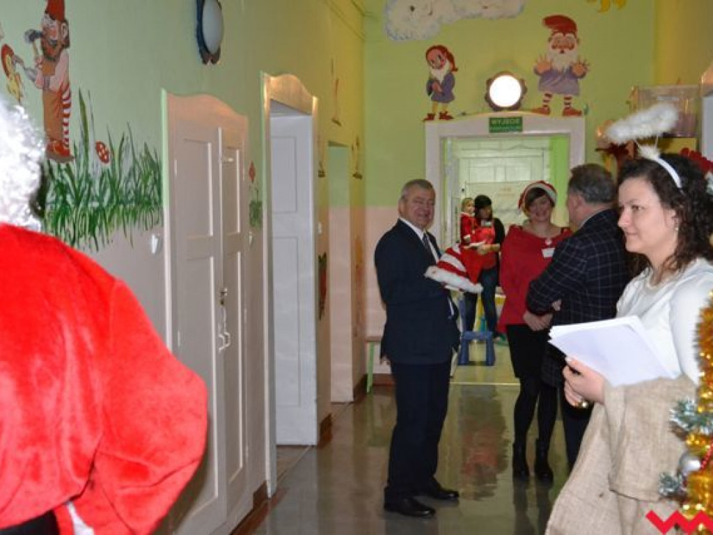 Święty Mikołaj rozdał prezenty na oddziale pediatrycznym wrzesińskiego szpitala