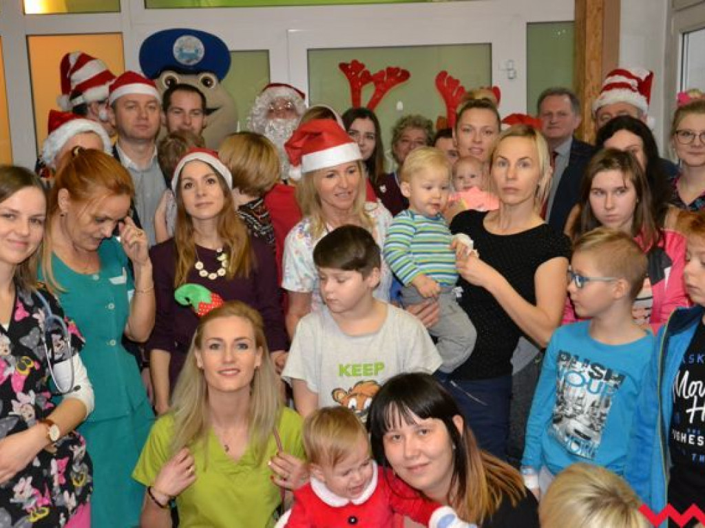 Święty Mikołaj rozdał prezenty na oddziale pediatrycznym wrzesińskiego szpitala