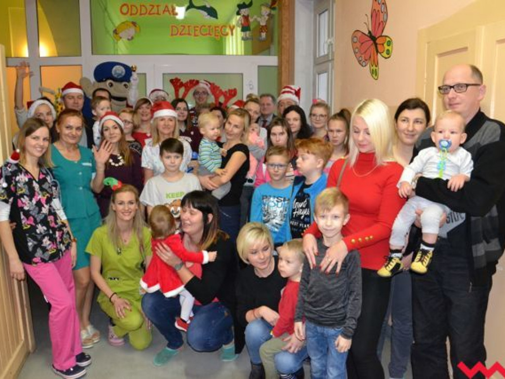 Święty Mikołaj rozdał prezenty na oddziale pediatrycznym wrzesińskiego szpitala
