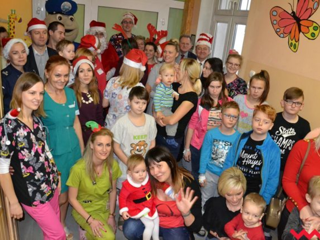 Święty Mikołaj rozdał prezenty na oddziale pediatrycznym wrzesińskiego szpitala