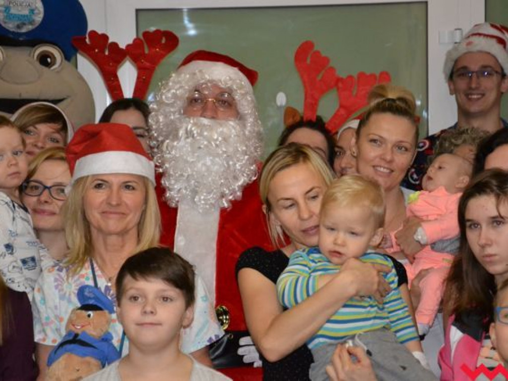 Święty Mikołaj rozdał prezenty na oddziale pediatrycznym wrzesińskiego szpitala
