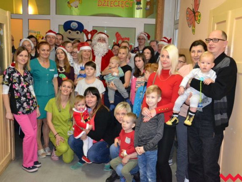 Święty Mikołaj rozdał prezenty na oddziale pediatrycznym wrzesińskiego szpitala