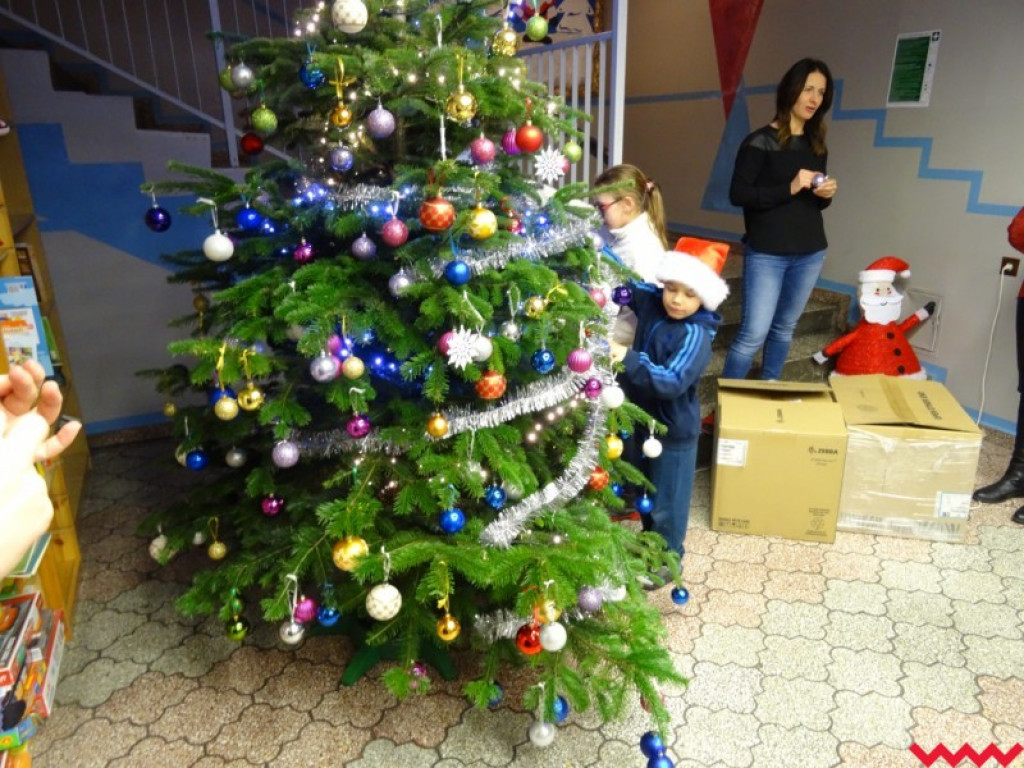 Wspólne ubieranie choinki. Było radośnie