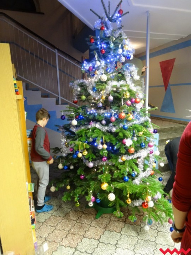 Wspólne ubieranie choinki. Było radośnie