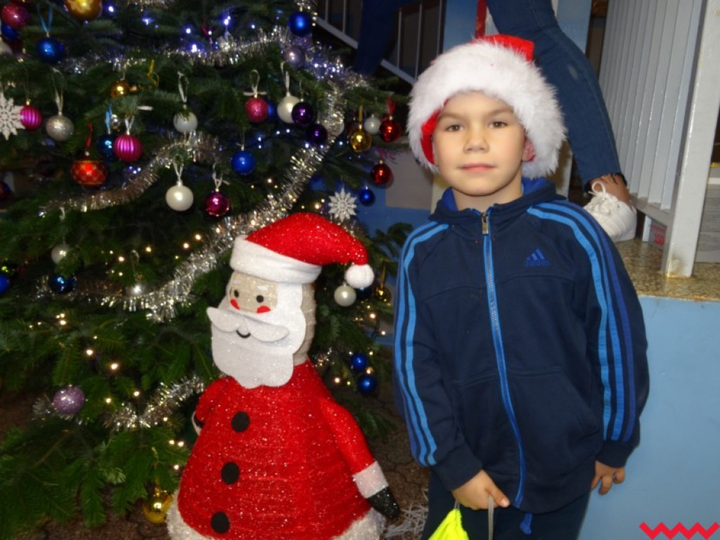 Wspólne ubieranie choinki. Było radośnie