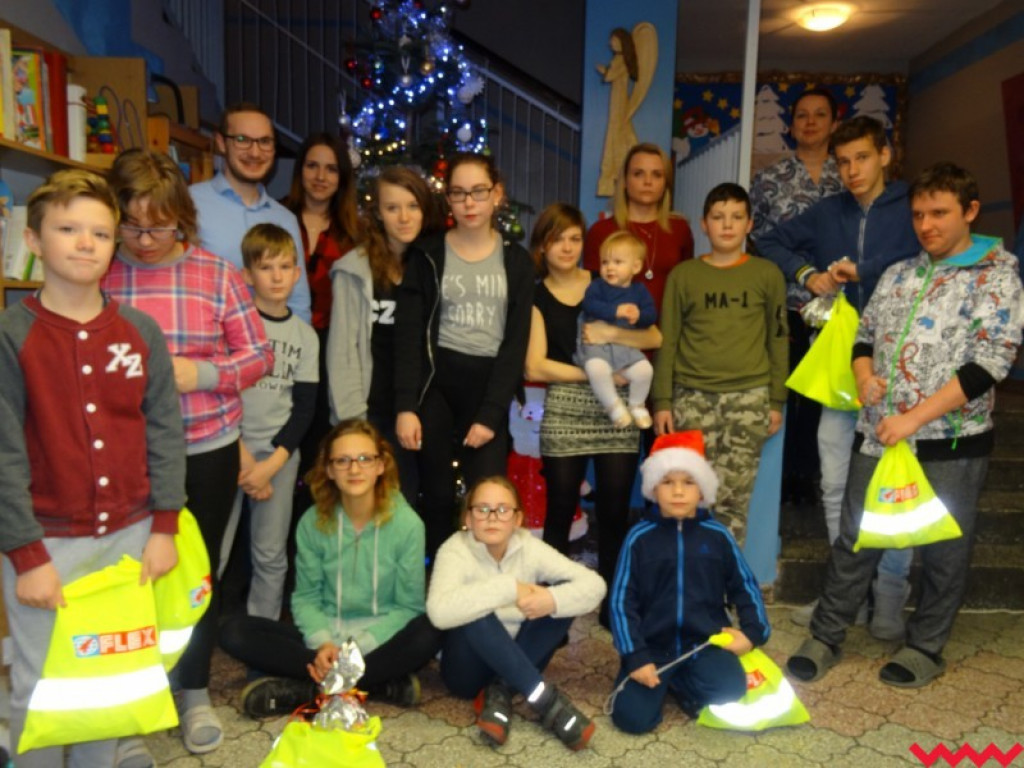 Wspólne ubieranie choinki. Było radośnie