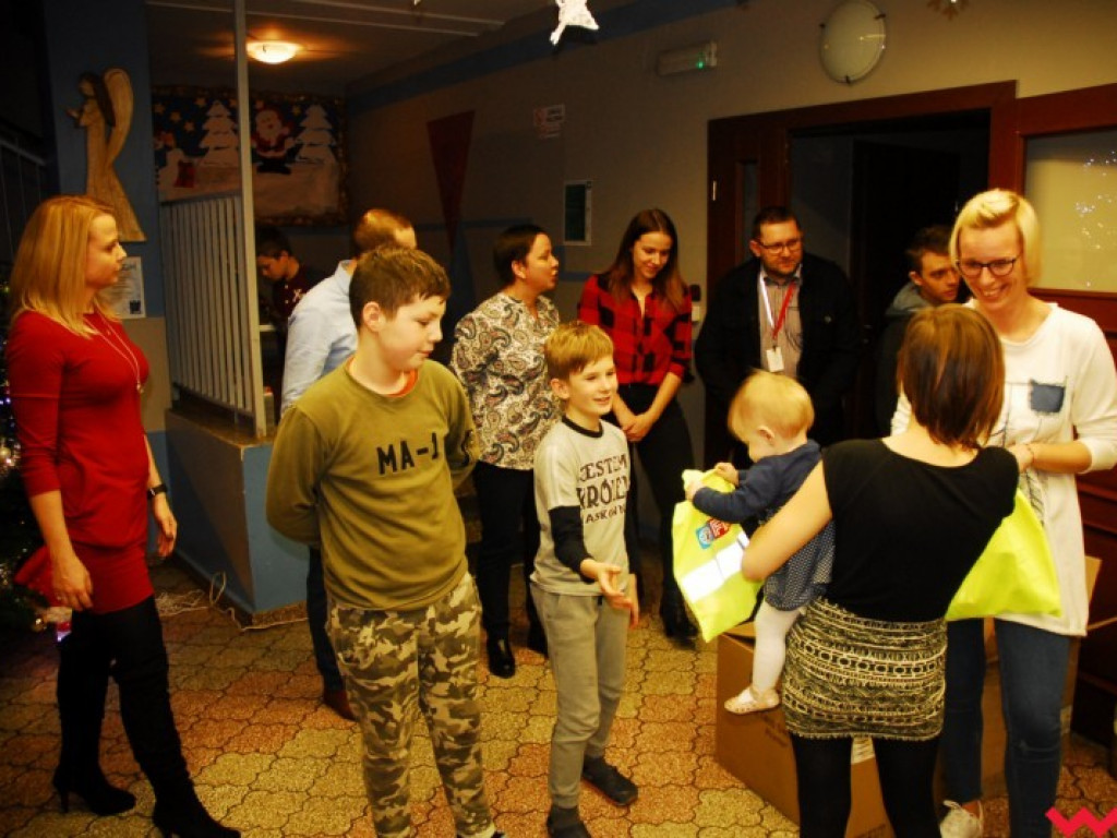 Wspólne ubieranie choinki. Było radośnie