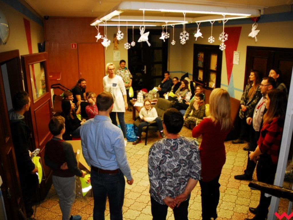 Wspólne ubieranie choinki. Było radośnie