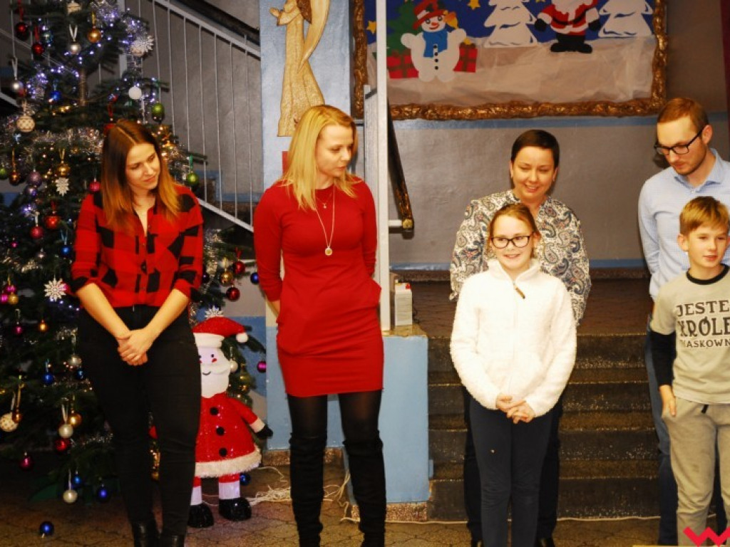 Wspólne ubieranie choinki. Było radośnie