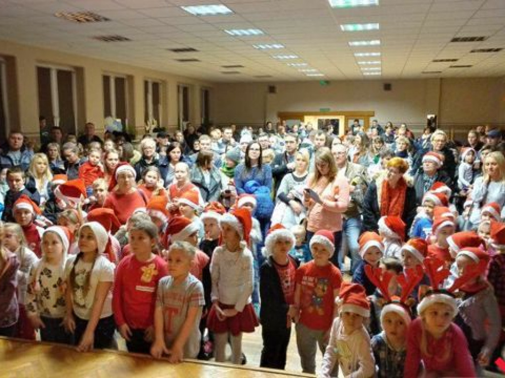 Impreza mikołajkowa dla dzieci. Był Mikołaj i dużo słodyczy